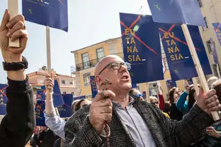 “Quando eu for velhinha não me mates” e outros cartazes. A manifestação contra a eutanásia em 20 fotos