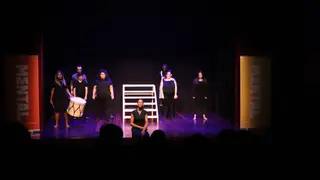 Fabiana ao centro, durante a apresentação da peça “Escada acima... Escada abaixo”