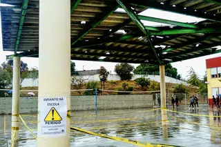 Há pelo menos 119 escolas com amianto. Governo em silêncio