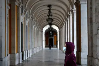 "Ansiedade, insónia, e eventualmente irritabilidade". Quais são os efeitos de estar confinado em casa?