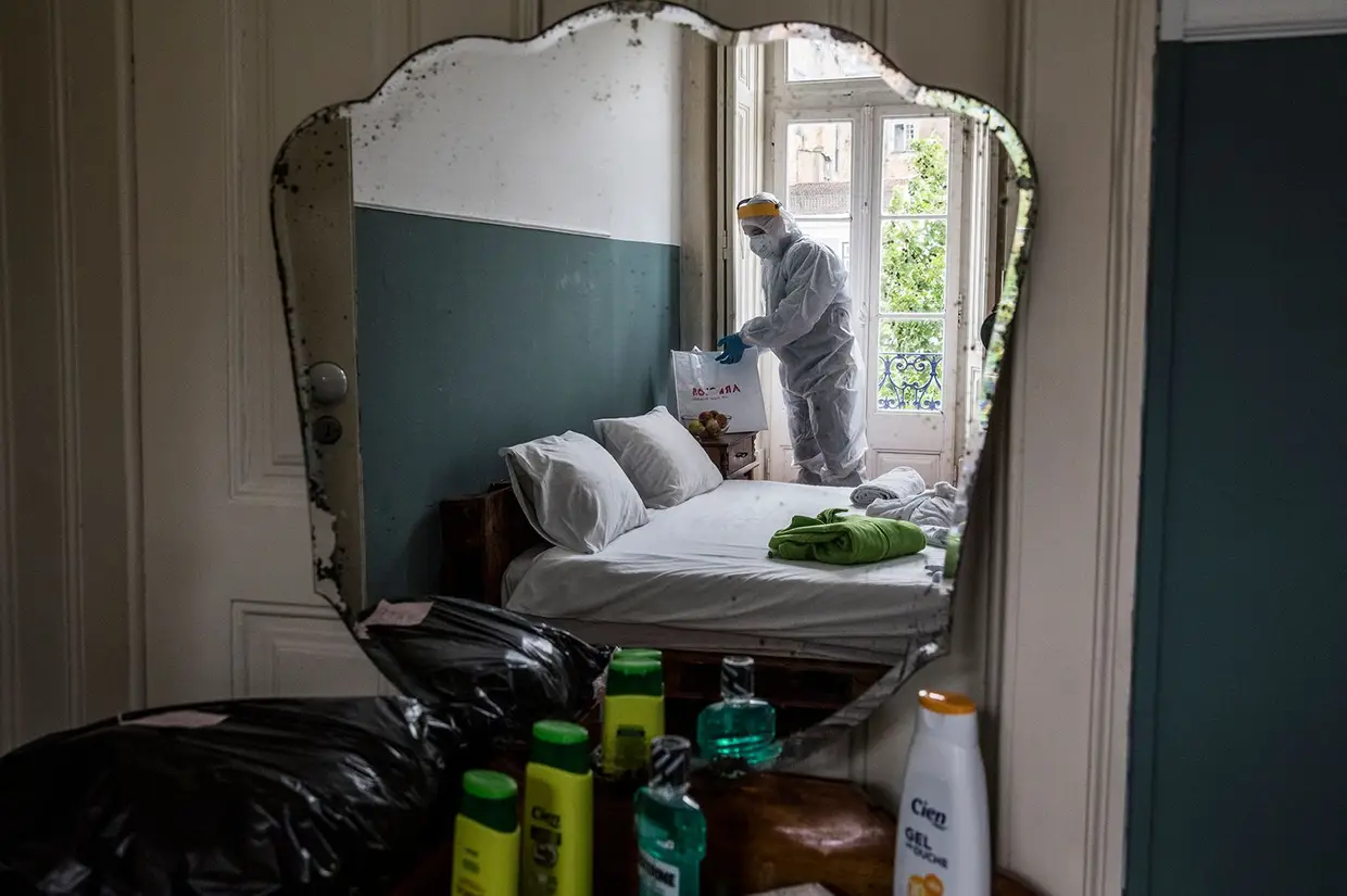 Hugo Marques prepara os quartos para novos hóspedes, já confirmados.Em cada quarto há chinelos descartáveis,roupão, toalhas e um kit mínimo de higiene, alimentação, limpeza e roupa, tudo fornecido pela Junta.