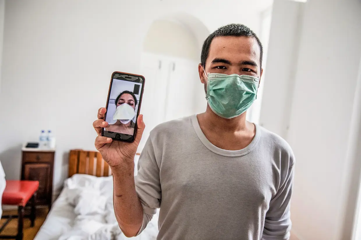 Suren, nepalês, fala com a mulher Deepa por videochamada enquanto ela permanece na Maternidade Alfredo da Costa, onde já nasceu o primeiro filho do casal