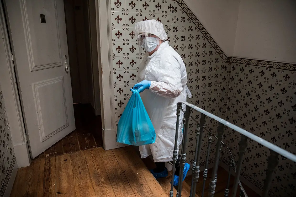 As refeições, asseguradas pelo Centro de Cultura e Desporto da Segurança Social, são deixadas à porta de cada divisão.