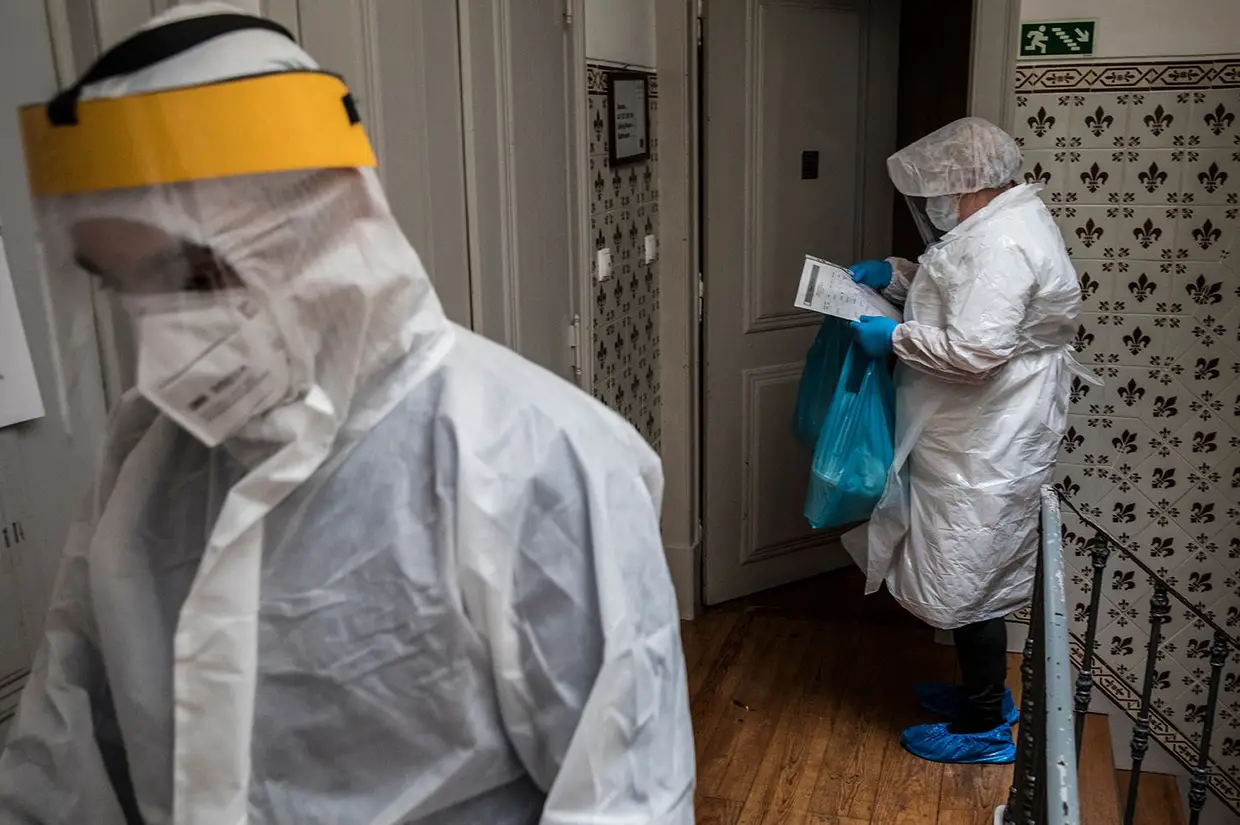 O prédio tem três andares e 30 quartos. O 1º está reservado a quem tem dois testes negativos, mas continua ser ter para onde ir