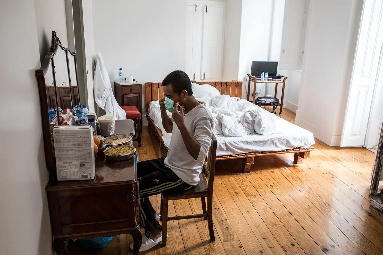 Suren e Deepa foram alojados num quarto duplo, maior do que os demais. Em breve será ali montado o berço e arrumadas as roupas angariadas por Margarida Martins, a presidente da junta de freguesia de Arroios