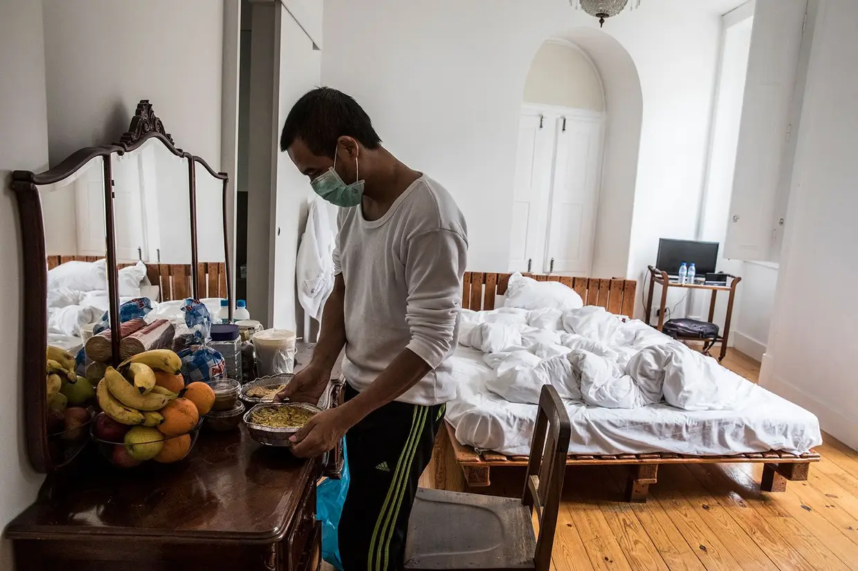 A alimentação é adaptada às nacionalidades, costumes e religiões. Suren não come carne