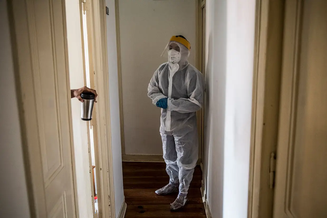 Os hóspedes permanecer nos quartos. Só devem sair para ir à casa de banho ou à cozinha partilhada. O acompanhamento médico é feito por telefone