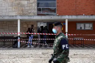 "Não há corona aqui, não estamos doentes". Reportagem junto dos refugiados transferidos para a Ota