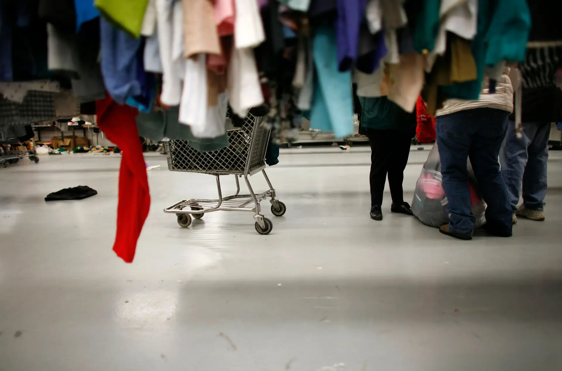 Supermercados também podem vender roupa ao postigo Expresso