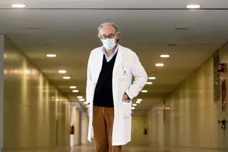 “O coronavírus está a assustar mais do que a sida”: a entrevista ao primeiro vacinado quando a covid ainda estava no começo