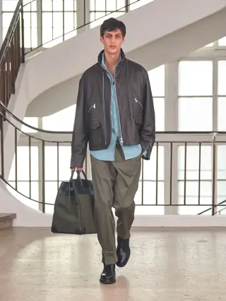 Sacos de mão e botas em pele são alguns dos acessórios que se adaptam às eventuais deslocações e idas à rua