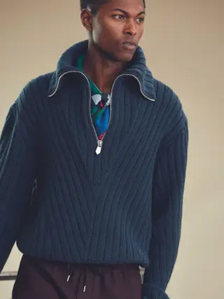 Vislumbram-se pequenos lenços de pescoço, mas não há sinais da formalidade das gravatas