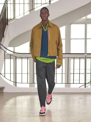 Tons sóbrios misturados com cores luminosas estão na base da coleção, que estará à venda na loja de Lisboa e no site oficial da Hèrmes a partir do fim de agosto