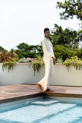 Sem estampas, o modelo Cairo (€800) é em padrão jacquard de seda, com lantejoulas e bordados dourados