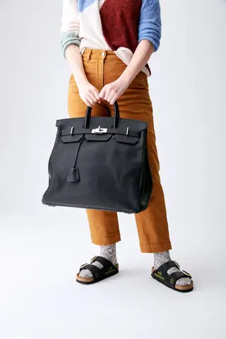 A fusão das sandálias Birkenstock com a icónica Birkin da Hermès valoriza a marca alemã que está a negociar a venda a um fundo de investimento do grupo LVMH