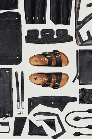 O coletivo de artistas e criativos da marca MSCHF desfez carteiras Birkins verdadeiras para criar as Birkinstock