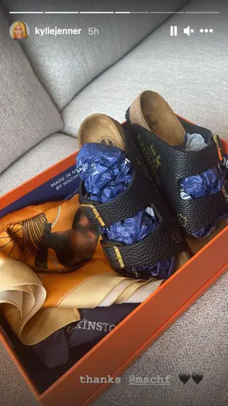 Kyle Jenner tem mais sorte (ou visibilidade planetária) e as Birkinstock foram-lhe oferecidas