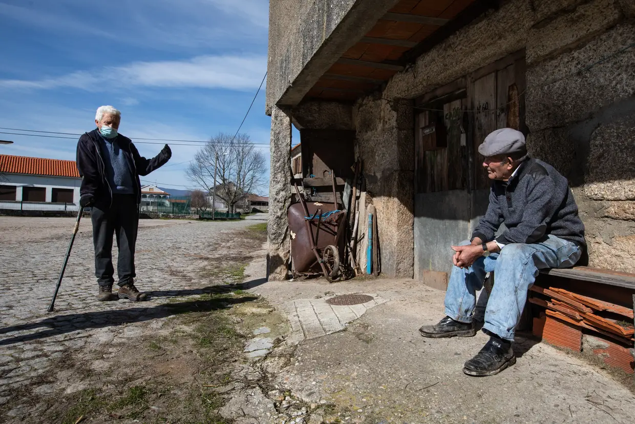 Álvaro, à esquerda, e Manuel, à direita, são vizinhos em Soutelinho da Raia.
