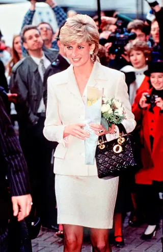Um dos artigos que mais contribui para a recuperação do grupo LVMH é a carteira Lady Dior, que se torna um ícone global com a Princesa Diana, quando lhe é oferecida por Bernadette Chirac, em 1995