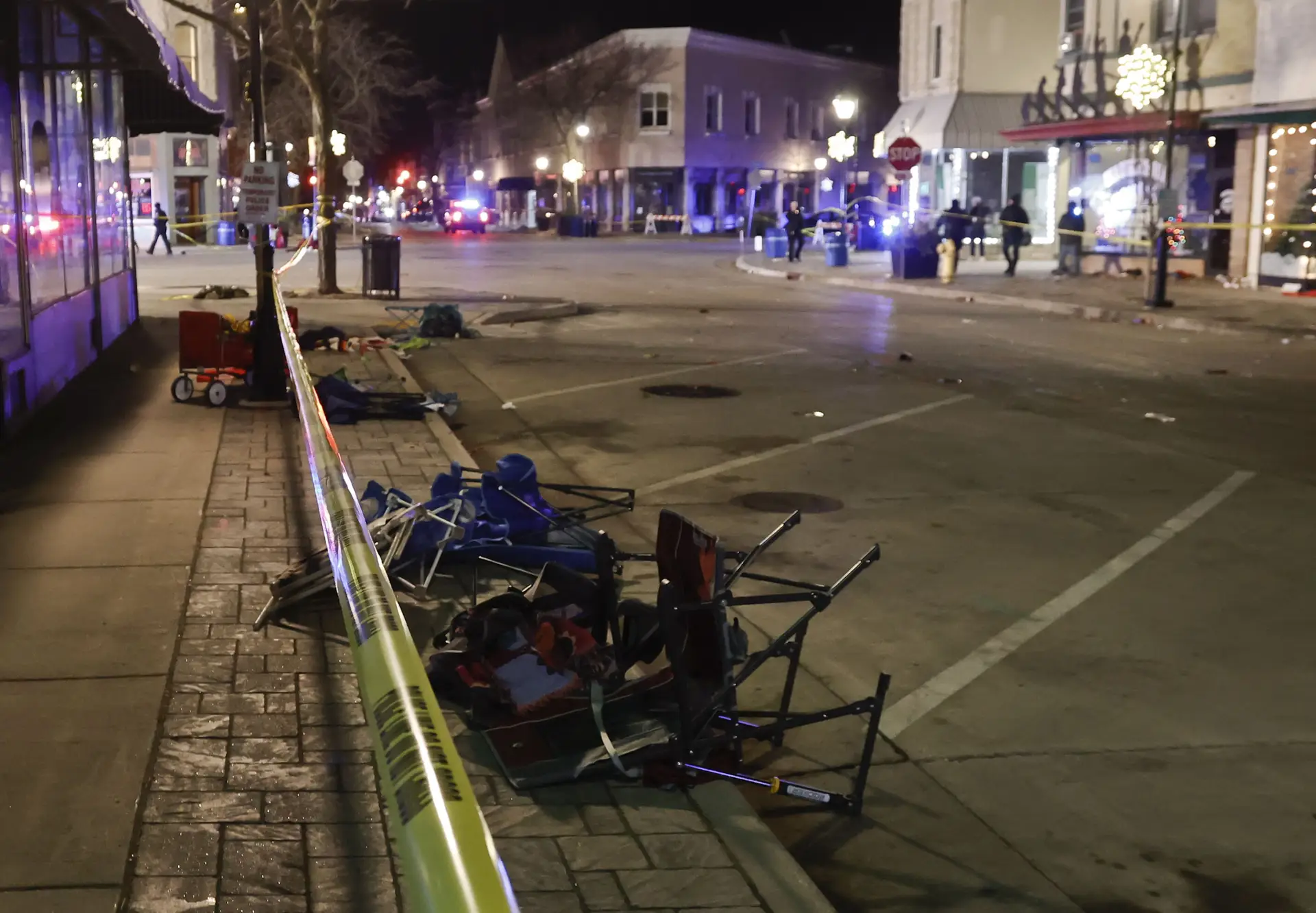 Pelo Menos Cinco Mortos E 40 Feridos Atropelados Em Desfile De Natal