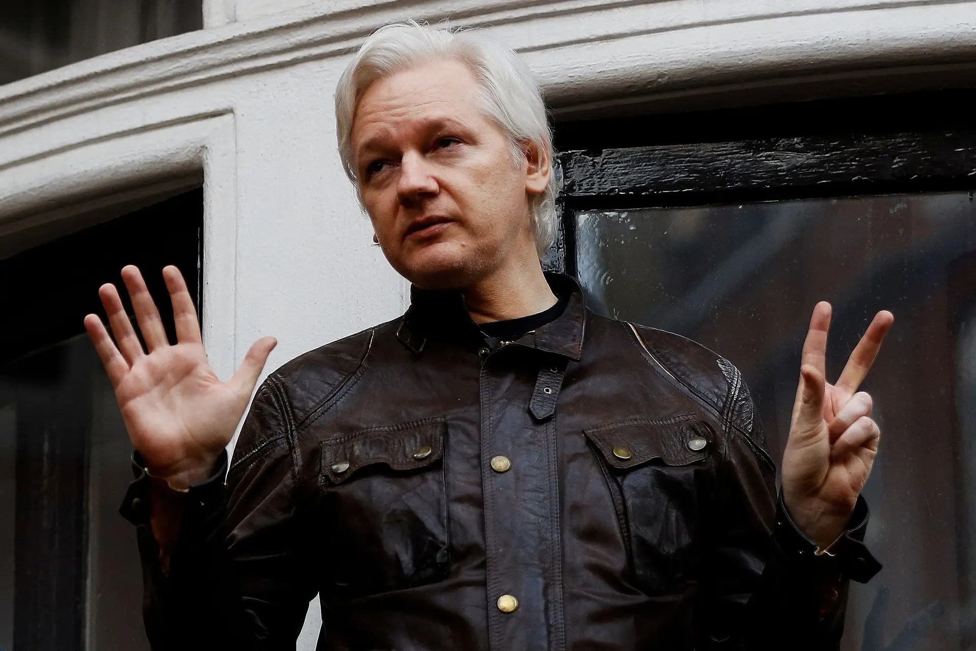 Julian Assange Chega A Acordo Eua E Sai Da Pris O Expresso