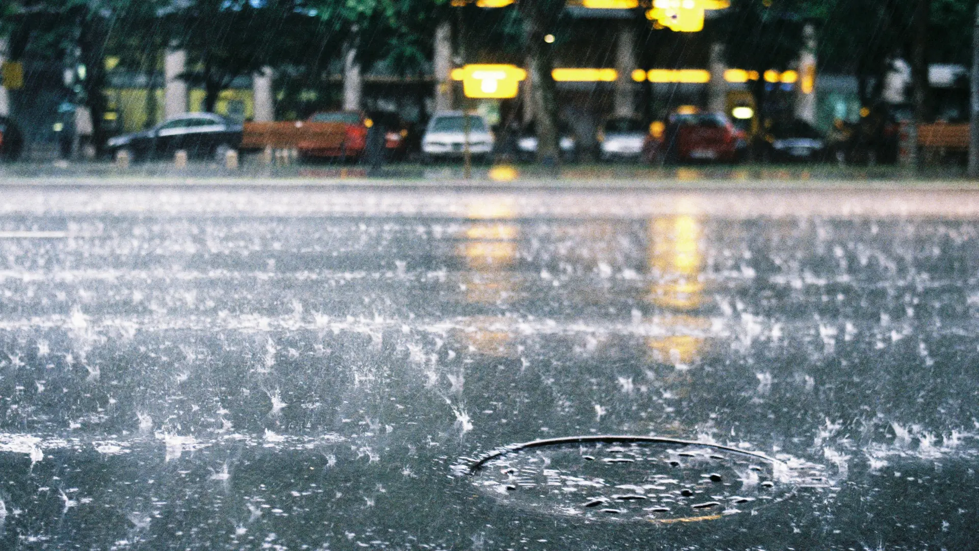 Chuva forte e trovoada provocam 201 ocorrências durante esta madrugada