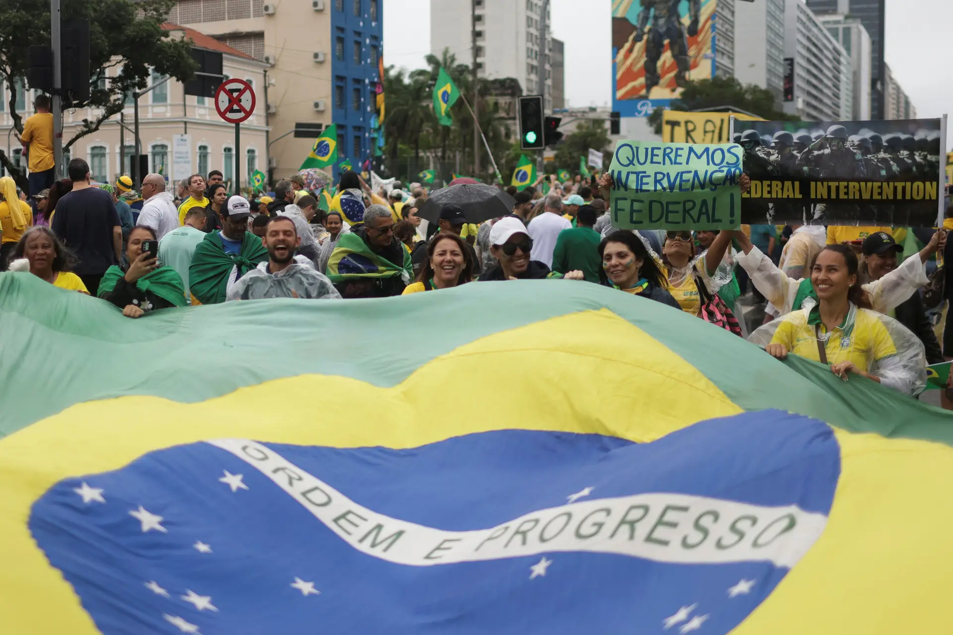 Protestos de camionistas pró Bolsonaro prosseguem mas o número de