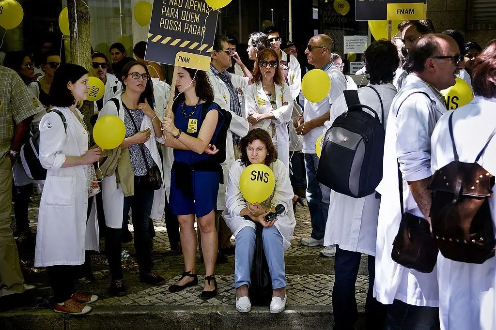 M Dicos Iniciam Greve De Dois Dias E Apresentam Seis Motivos Para A