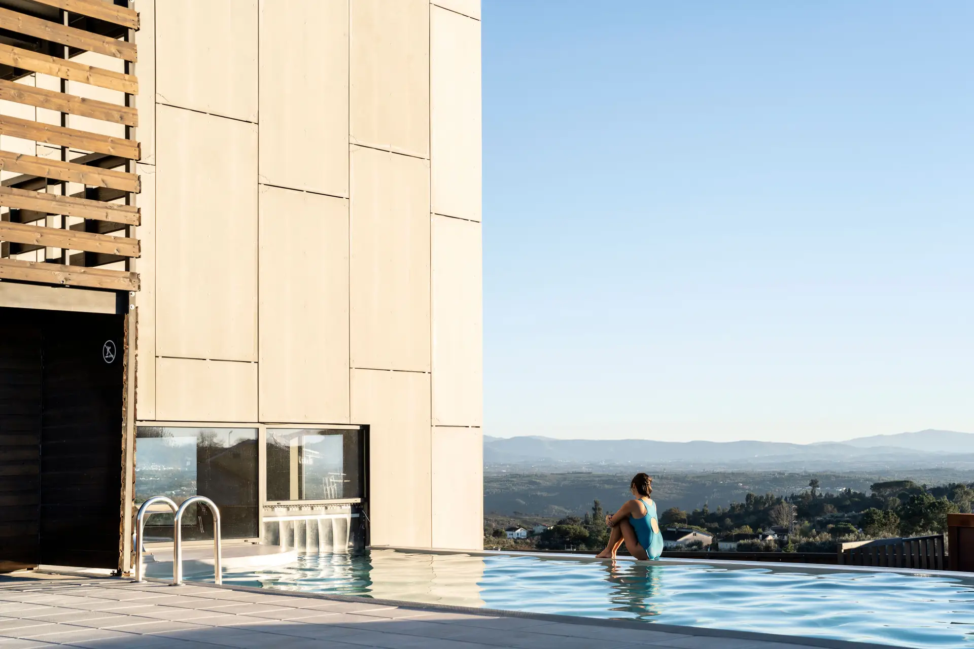 Piscina Exterior Aquecida Convida A Olhar A Paisagem Neste Novo Hotel