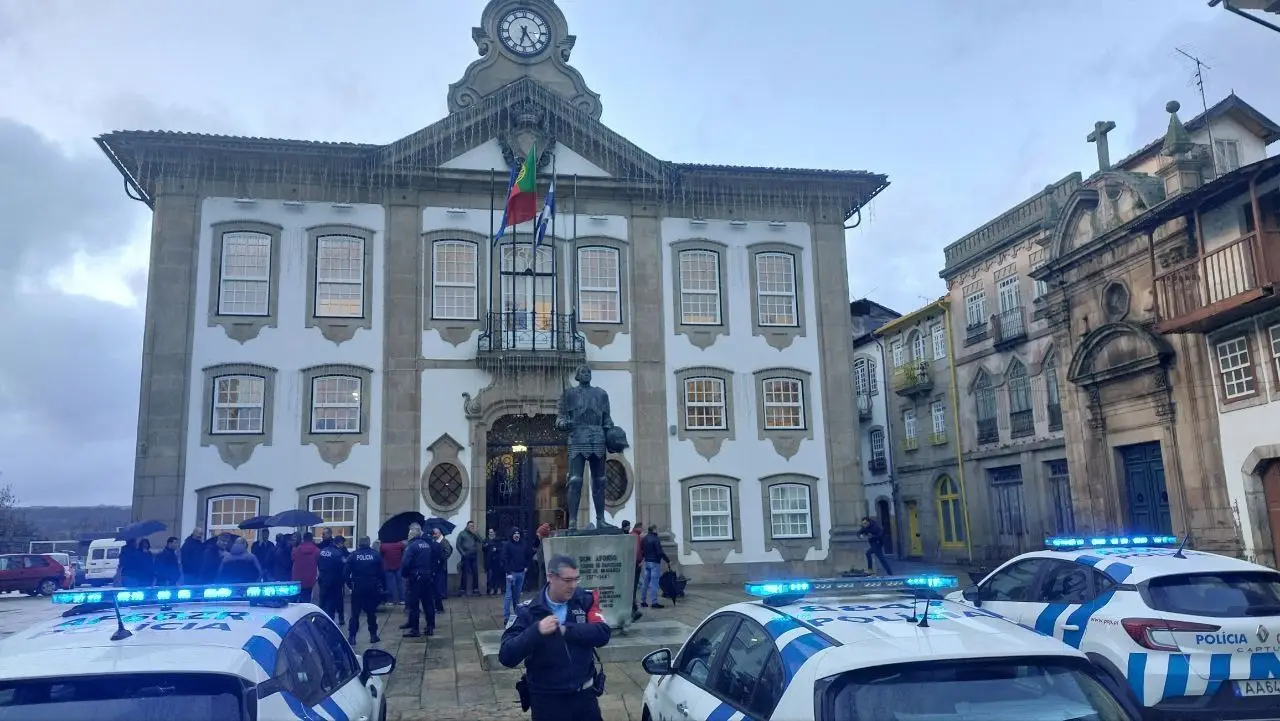 Polícias usam carros de serviço e fardas em manifestação sindicatos