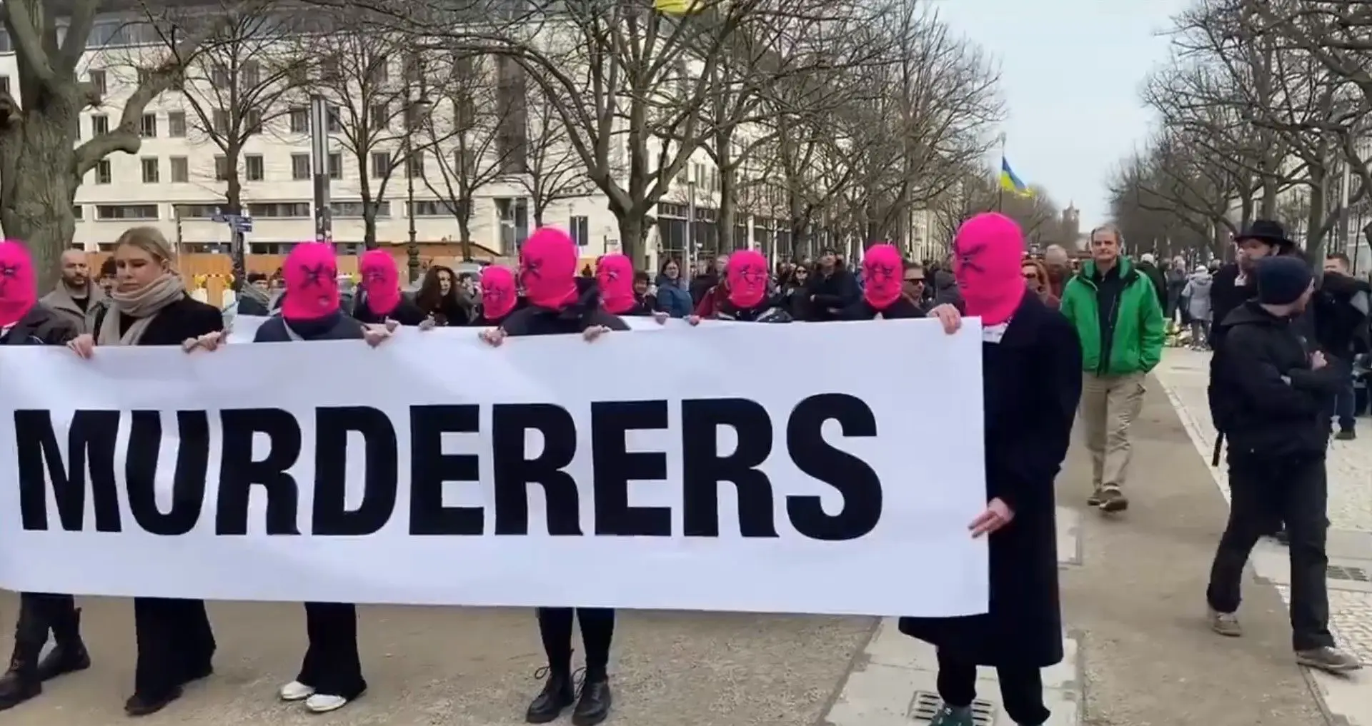 Pussy Riot protestam morte de Alexei Navalny em frente à embaixada da