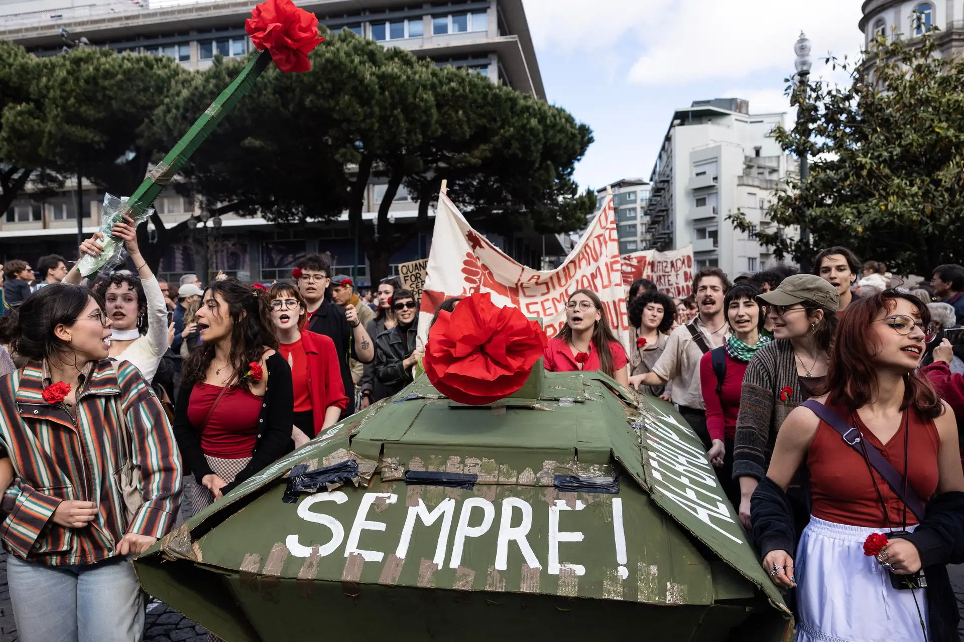 Como Viveu A Revolu O Iniciativa Antes Durante E Depois De Abril