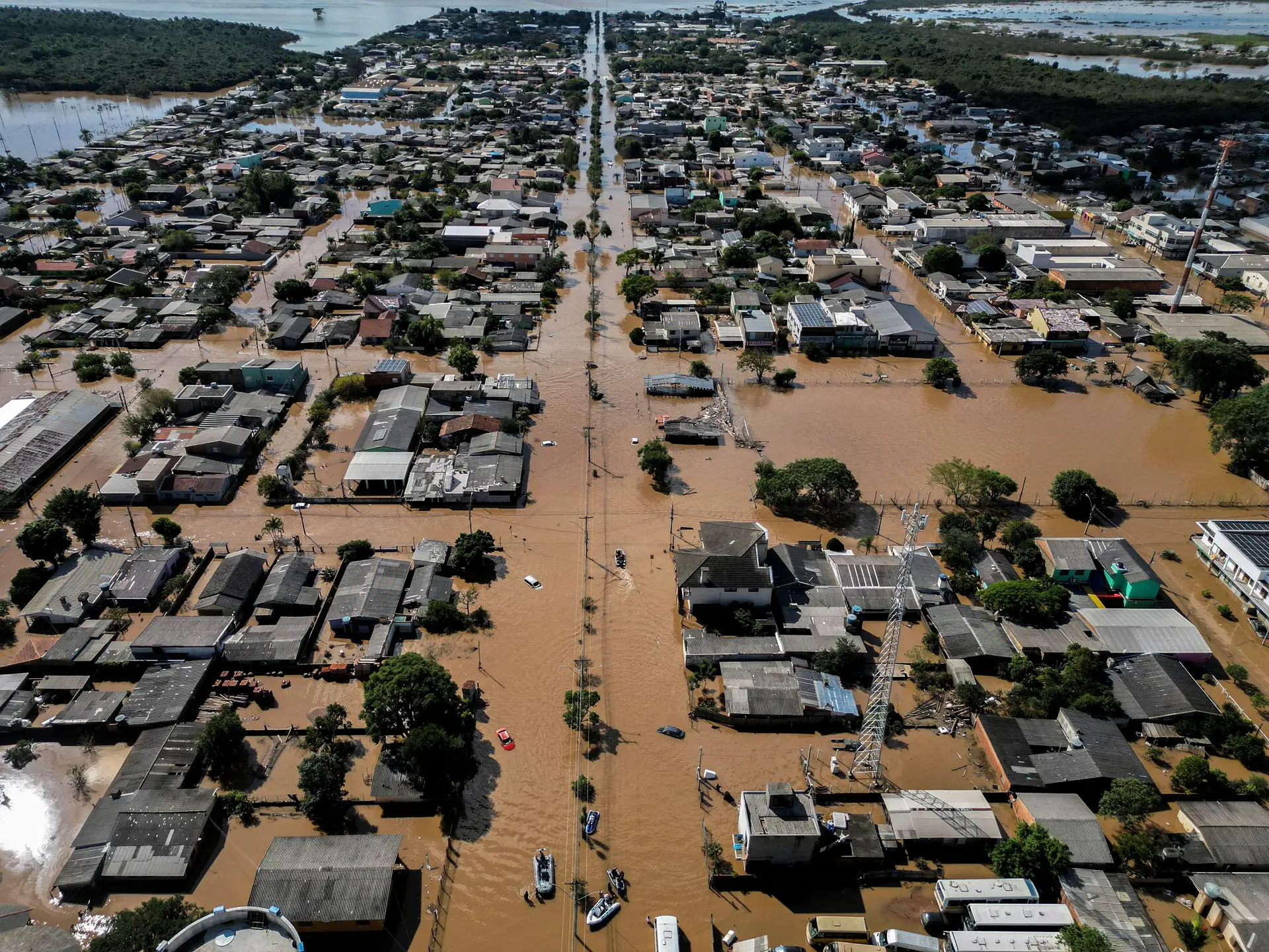 Número de mortes causadas pelas inundações no Brasil sobe para 144