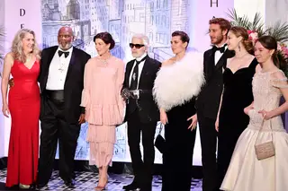 O cantor Henry Saint e a mulher, Carolina do Mónaco, Karl Lagerfeld, Charlotte Casiraghi, Pierre Casiraghi, Beatrice Casiraghi e a princesa Alexandra de Hanover