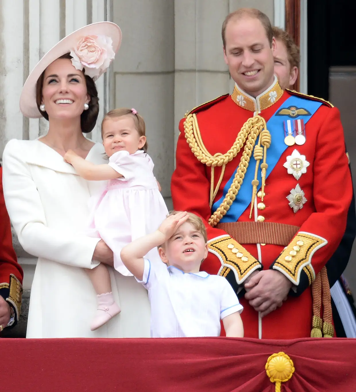 A primeira vez que a princesa Charlotte assistiu ao tradicional desfile 'Trooping The Colour'