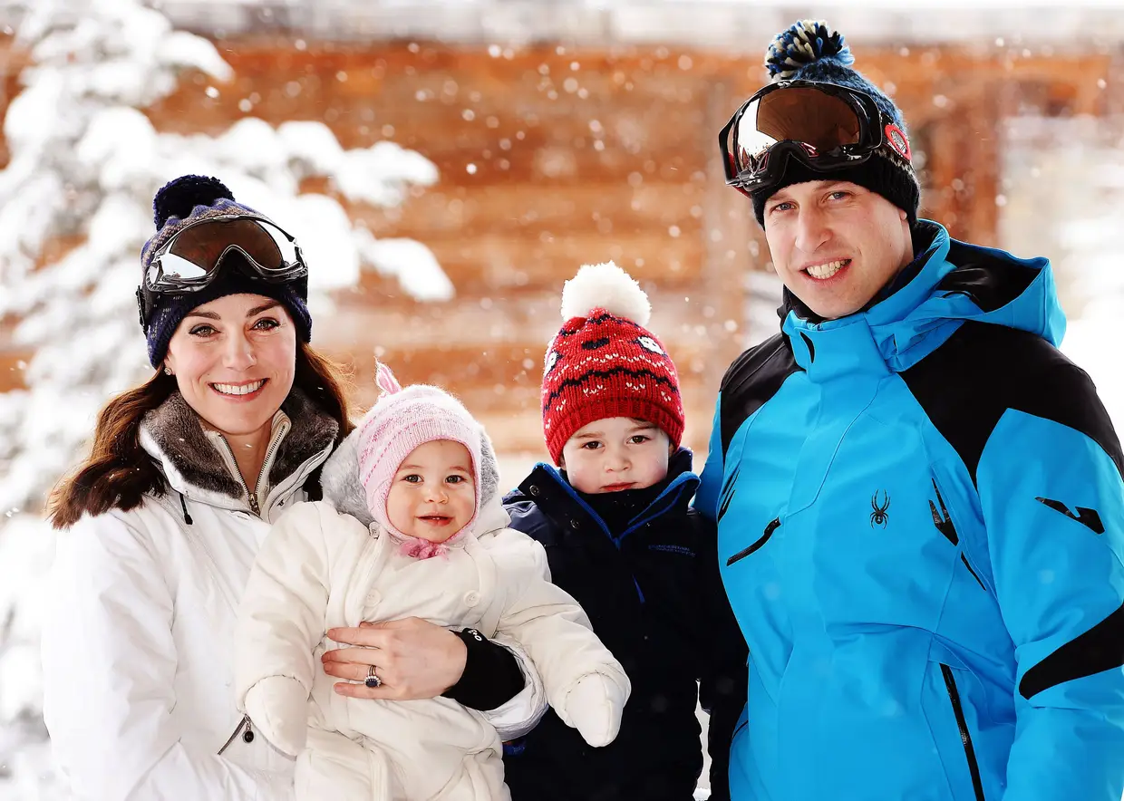 O casal real e os filhos de férias na neve