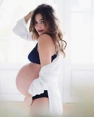 Na reta final da gravidez, Mia Rose posa em lingerie