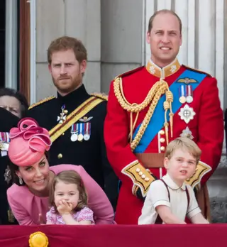 Kate, Harry e William com Charlotte e George