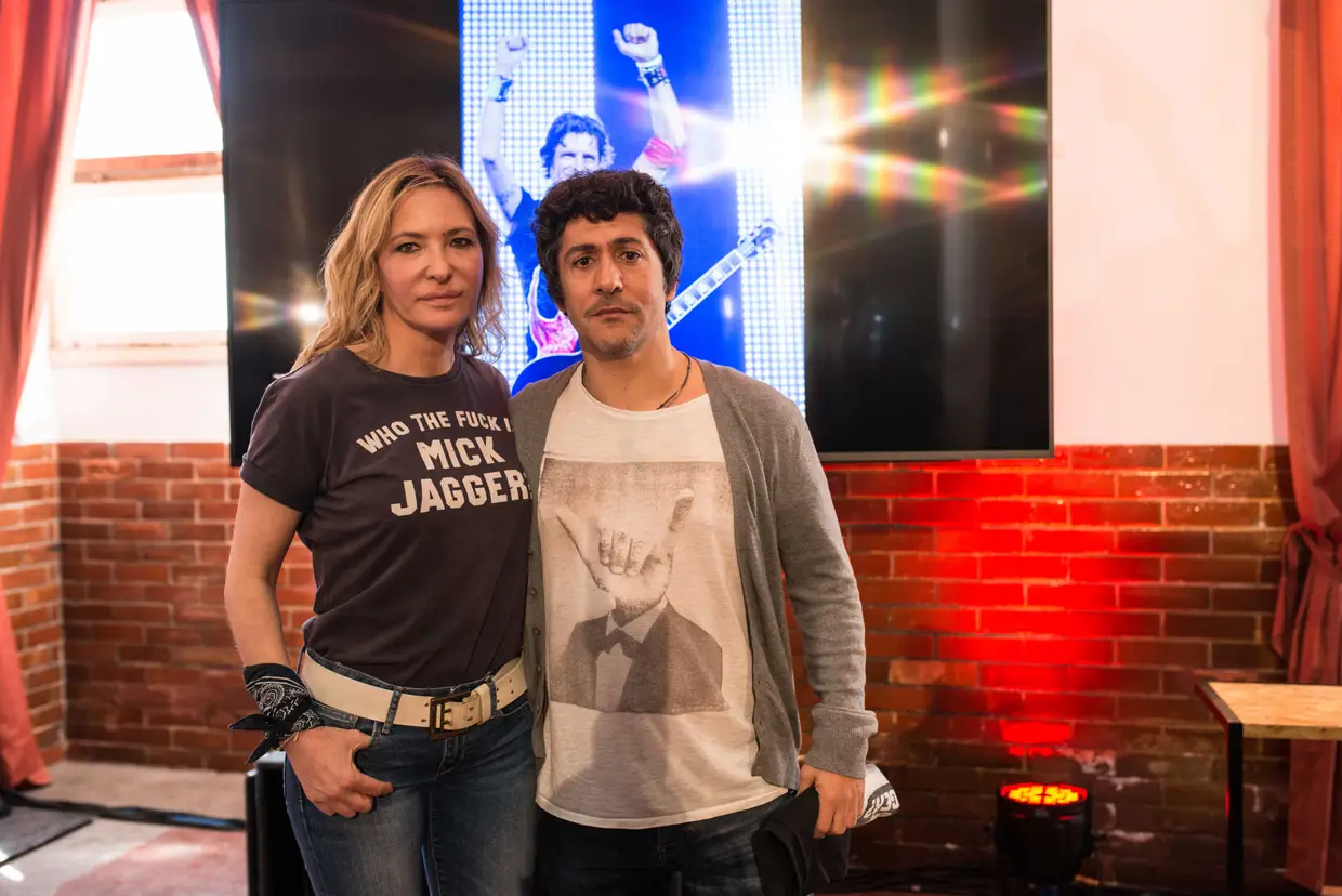 Teresa Avides Moreira, viúva de Zé Pedro, com João Pedro Pais