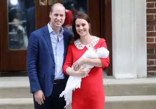William e Kate à saída da maternidade com o filho mais novo