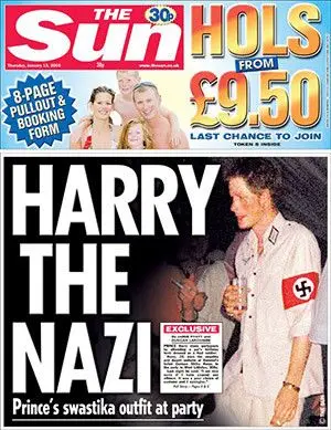 O príncipe Harry com um uniforme com a cruz suástica