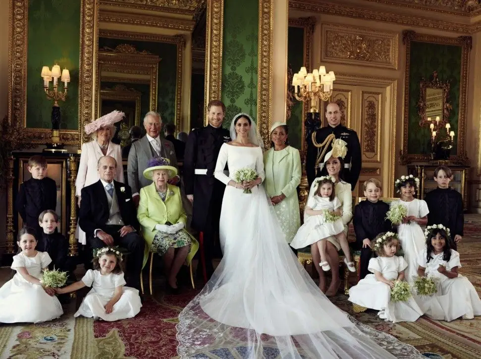 Os noivos com o duque de Edimburgo, a rainha Isabel II, Camilla, o príncipe Carlos, Doria Ragland e William e Kate