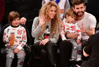 Shakira e Piqué com os filhos
