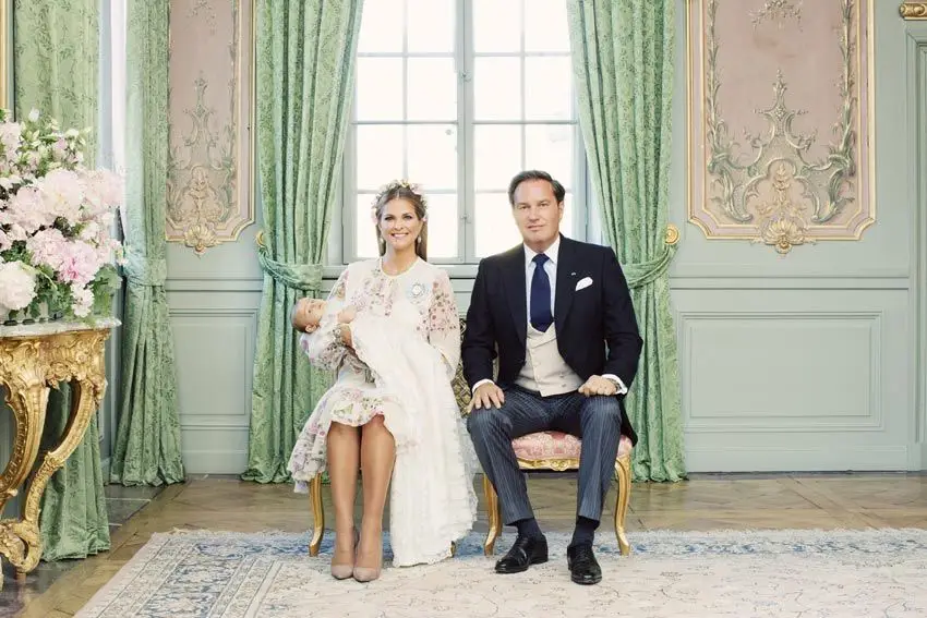 A princesa Adrienne com os pais, Madalena da Suécia e Chris O'Neill