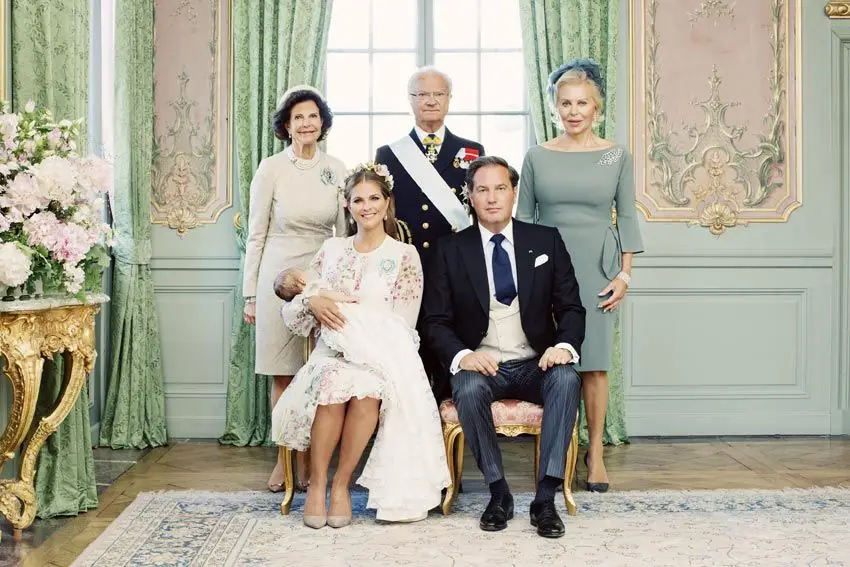 A princesa Adrienne com os pais, Madalena da Suécia e Chris O'Neill, os avós paternos, os reis Carlos Gustavo e Sílvia da Suécia, e a avó paterna, Eva O'Neill