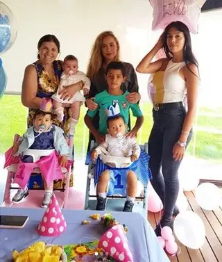 Dolores Aveiro com os filhos de Cristiano Ronaldo, Alana, Mateo, Eva e Cristiano, e com Ivana e Georgina Rodríguez