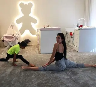"Juntinhos treinamos melhor! O meu menino será o futebolista mais flexível do mundo", escreveu Gio na legenda desta fotografia partilhada no Instagram