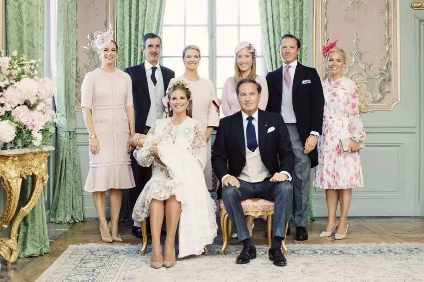 A princesa Adrienne com os pais e os seis padrinhos