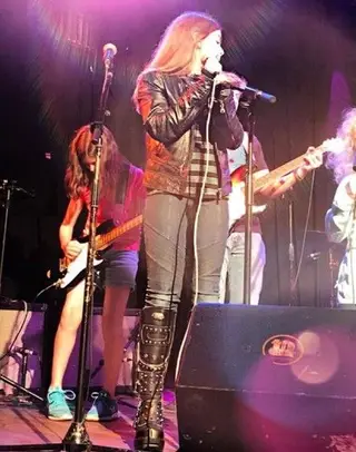 Uma fotografia de Ariane partilhada por Ottavia Busia no Instagram com a seguinte legenda: "A nossa menina teve hoje o seu concerto. Foi fantástica. Tão forte e corajosa. Usou as botas que lhe compraste. Espero que estejas a ter uma boa viagem, onde quer que estejas"
