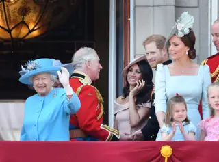 A rainha Isabel II, o príncipe Carlos, Meghan Markle, o príncipe Harry, Catherine Middleton e o príncipe William